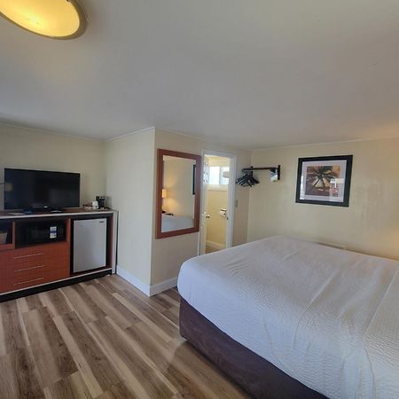 Days Inn By Wyndham - Cape Cod West Yarmouth Bagian luar foto