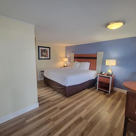 Days Inn By Wyndham - Cape Cod West Yarmouth Bagian luar foto