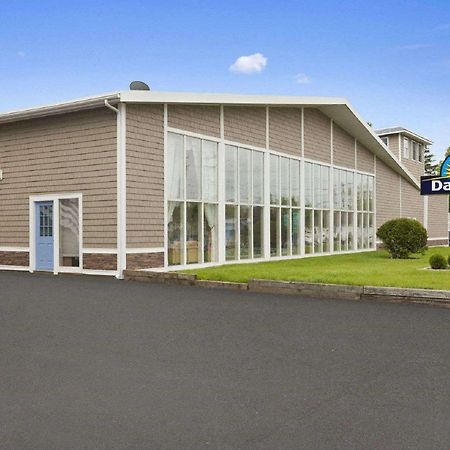 Days Inn By Wyndham - Cape Cod West Yarmouth Bagian luar foto