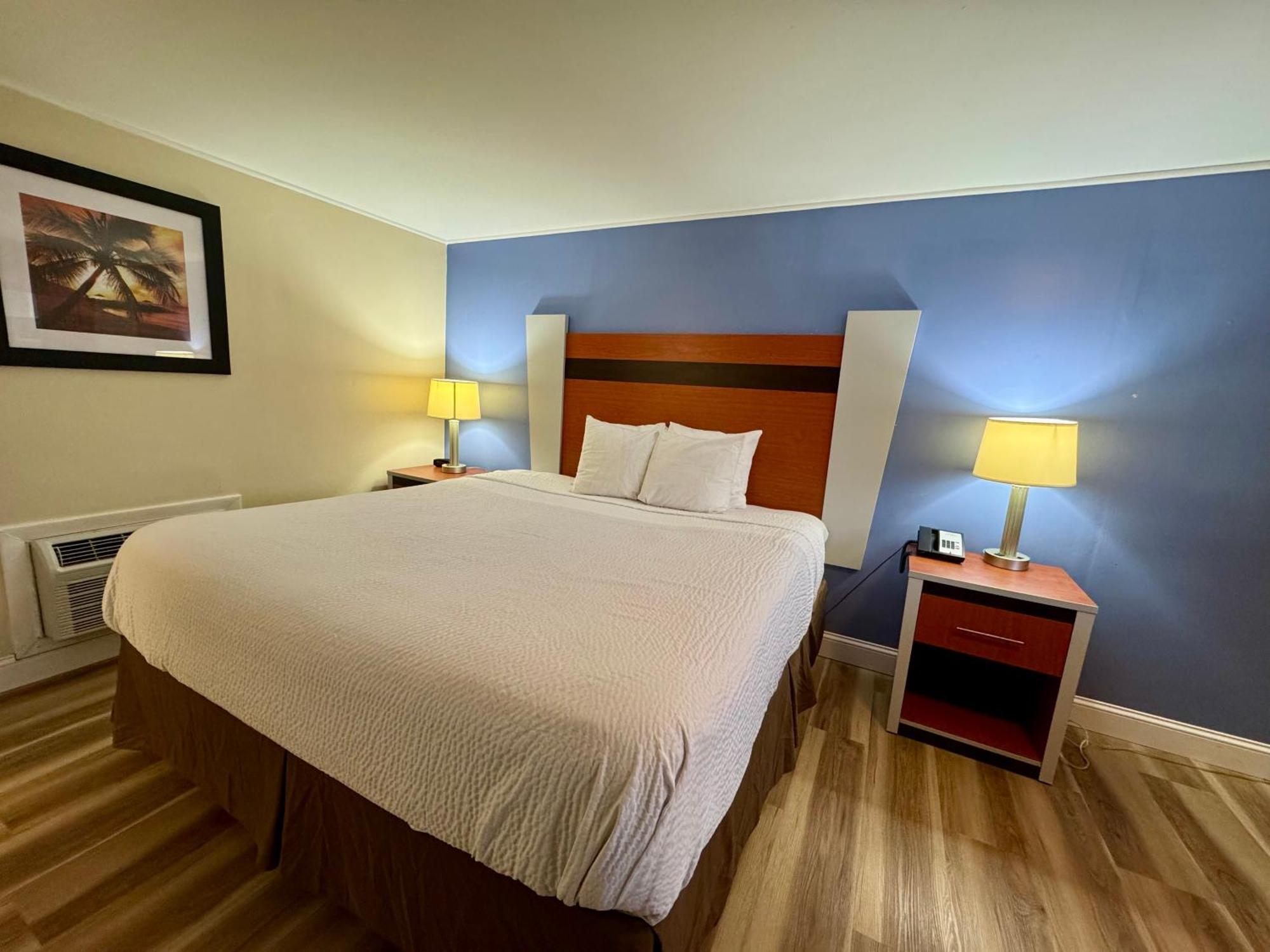 Days Inn By Wyndham - Cape Cod West Yarmouth Bagian luar foto