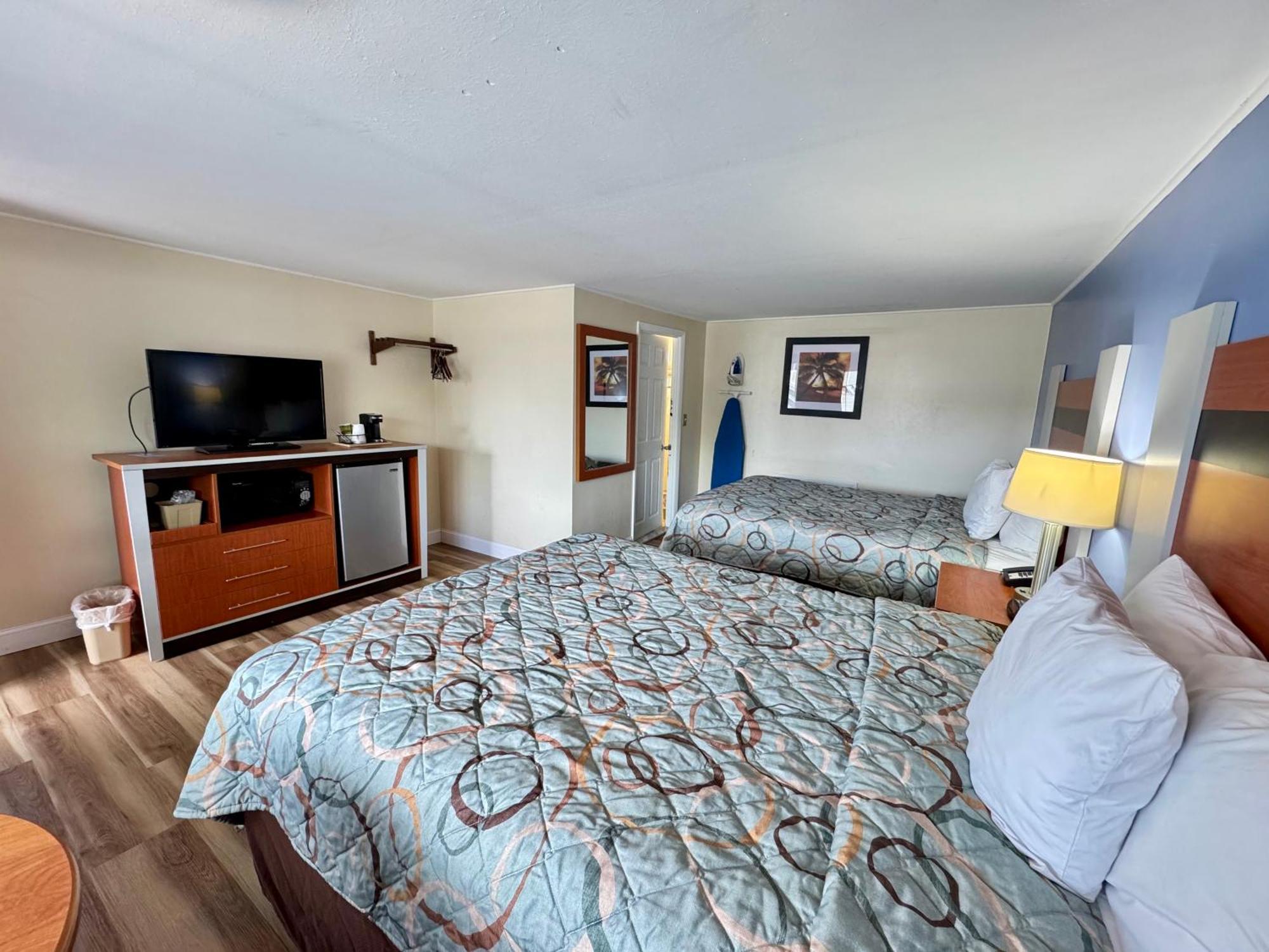 Days Inn By Wyndham - Cape Cod West Yarmouth Bagian luar foto