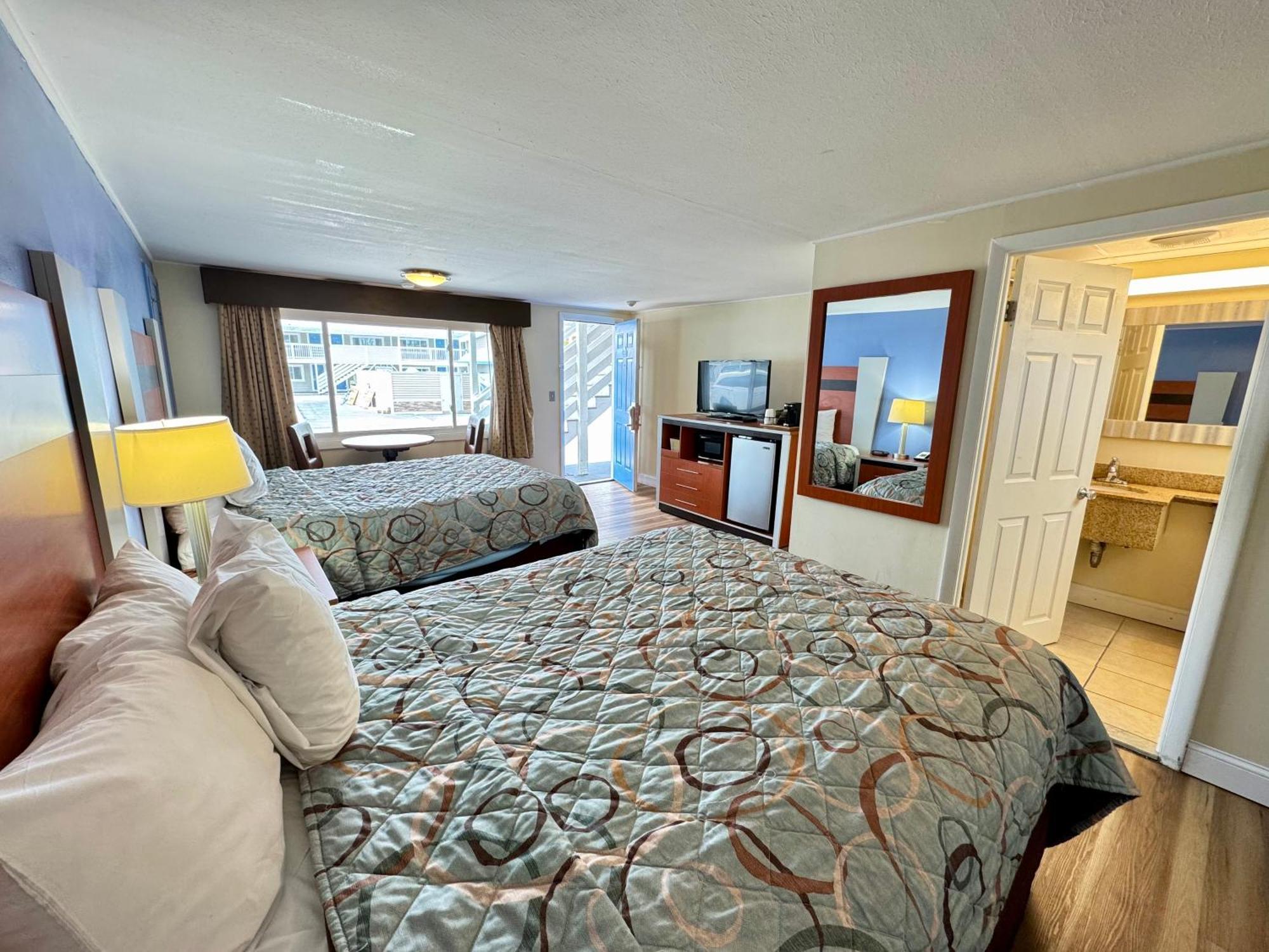 Days Inn By Wyndham - Cape Cod West Yarmouth Bagian luar foto